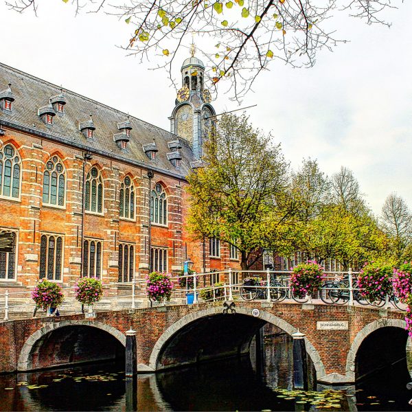 Nonnenbrug met Academiegebouw Leiden
